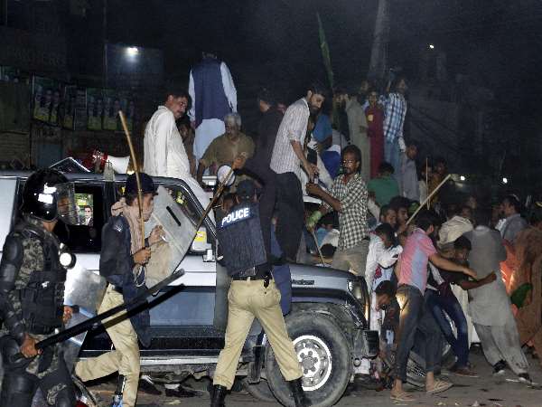 नवाज की गिरफ्तारी के बाद माहौल बिगड़ने के आसार नवाज की गिरफ्तारी के बाद माहौल बिगड़ने के आसार