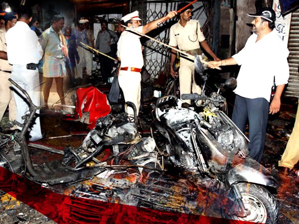 एक के बाद एक तीन धमाके