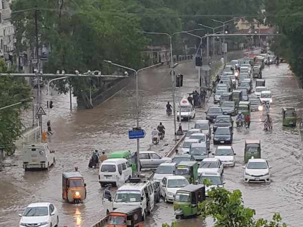 अगले 24 घंटों में तेज बारिश की आशंका अगले 24 घंटों में तेज बारिश की आशंका