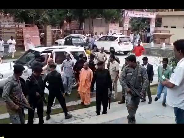 amit shah reached to varanasi gets angry seeing garbage 