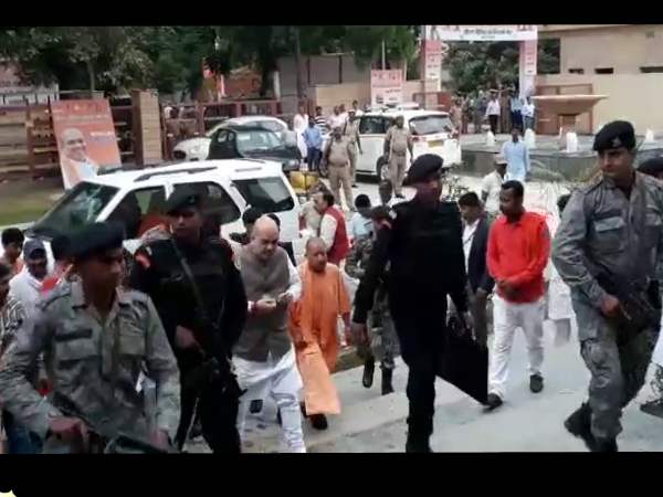 amit shah reached to varanasi gets angry seeing garbage 