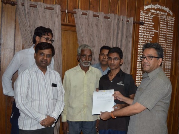 सरकार ने दिया घर और बिजली का कनेक्शन