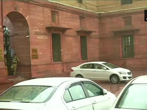 VIDEO: बारिश के बाद दिल्ली सचिवालय में भरा पानी, फाइलें उठाकर दौड़ते दिखें कर्मचारी VIDEO: बारिश के बाद दिल्ली सचिवालय में भरा पानी, फाइलें उठाकर दौड़ते दिखें कर्मचारी