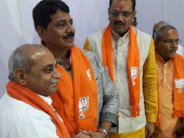 अमित शाह के गुजरात पहुंचते ही कांग्रेस को लगा झटका, शंकर सिंह के बेटे महेंद्र वाघेला बीजेपी में शामिल अमित शाह के गुजरात पहुंचते ही कांग्रेस को लगा झटका, शंकर सिंह के बेटे महेंद्र वाघेला बीजेपी में शामिल