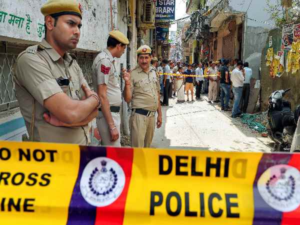 'हम खुद उस तरफ खुलने वाले अपने कमरों में नहीं जाते'