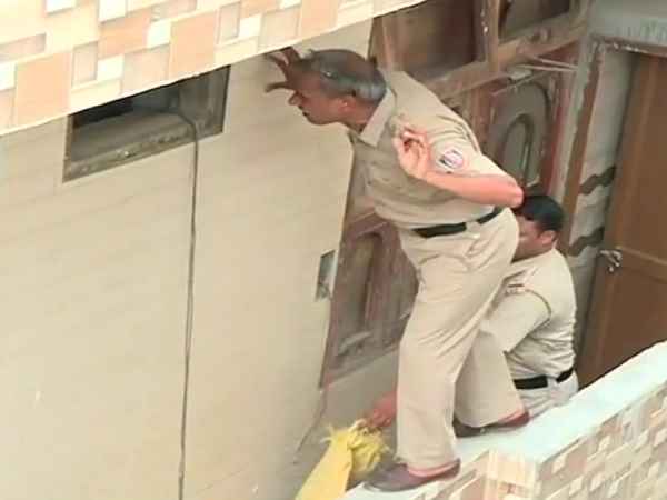 सारे मोबाइल मंदिर के पास रखे