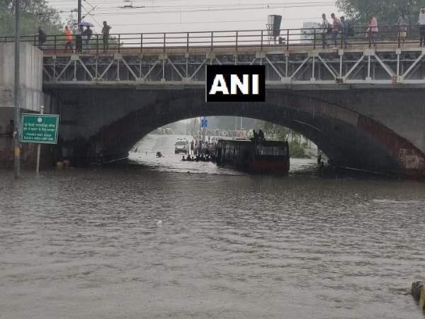 नई दिल्ली। दिल्ली में बारिश से भारी जलभराव पर दिल्ली हाईकोर्ट ने स्वतः संज्ञान लिया है। हाईकोर्ट ने मुख्य सचिव को मामले को लेकर बैठक करने और जरूरी कद उठाने को कहा है। कोर्ट ने दस दिन के भीतर मुख्य सचिव से कोर्ट में स्टेटस रिपोर्ट देने को कहा है। हाईकोर्ट ने सोमवार को नगर निकायो, दिल्ली जल बोर्ड, केंद्रीय शहरी विकास मंत्रालय को नोटिस जारी किए हैं। हाईकोर्ट ने जलभराव के चलते बसों को सड़कों पर डूबने का जिक्र करते हुए कहा है कि मुख्य सचिव बैठक कर इसकी रिपोर्ट दें। बता दें कि शुक्रवार को बारिश के बाद दिल्ली में जलभराव के चलते लोगों को भारी परेशानी का सामना करना पड़ा था। सोमवार को फिर से बारिश हुई तो एक बार फिर सड़कों पर इतना पानी भर गया कि वाहन बंद पड़ गए और लोग बेहज परेशान दिखे। वहीं मिन्टो ब्रिज के नीचे शुक्रवार और सोमवार दोनों दिन बारिश के बाद इतना पानी भर गया कि डीटीसी की बस की बस छत दिख रही थी। दोनों ही दिन काफी मशक्कत के बाद यात्रियों को बचाया गया। यहां तक कि कुछ यात्री तो खौफ में बस की छत पर चढ़ गए। पानी में समाई बस की तस्वीरें मीडिया में खूब दिखाई गईं। दिल्ली के कई इलाकों में हल्की बारिश से ही जलभराव भी हो जाता है। सोमवार को दोपहर के वक्त ज्यादा बारिश के बाद जलभराव की वजह से दिल्ली की ज्यादातर सड़कों पर वाहन रेंगते नजर आए। वहीं शुक्रवार को दिल्ली-एनसीआर में बारिश की वजह से जलभराव के बाद कई इलाकों में ट्रैफिक जाम हो गया था। जिससे घंटों लोग सड़कों पर फंसे रहे थे। 