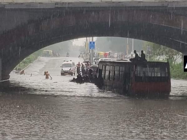 Delhi rain bus got stuck in waterlogged road under Minto Bridge 