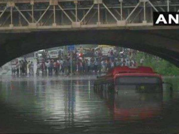 Delhi rain bus got stuck in waterlogged road under Minto Bridge 