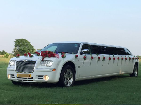 दूल्हा दुल्हन करते रहे लिमोजिन का इंतजार दूल्हा दुल्हन करते रहे लिमोजिन का इंतजार