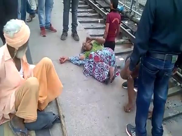 allahabad woman falling straight on the track then the whole train passed over allahabad woman falling straight on the track then the whole train passed over