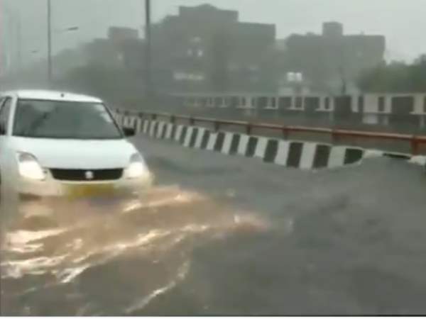 Water discharged from Hathni Kund barrage may cause floods in Delhi Water discharged from Hathni Kund barrage may cause floods in Delhi