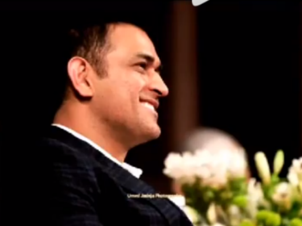 साक्षी को देखकर मुस्कुराए धोनी