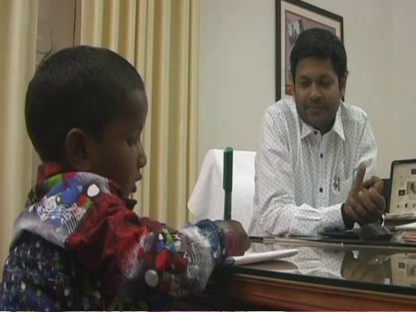 hardoi Dm pulkit khare provides free education to a child of riksha puller hardoi Dm pulkit khare provides free education to a child of riksha puller