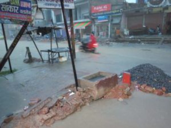 बारिश में बहे बच्चे