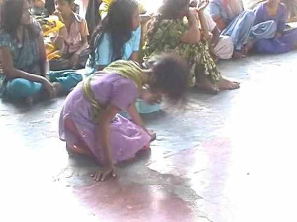 जंजीरों में बांधकर आते है मरीज