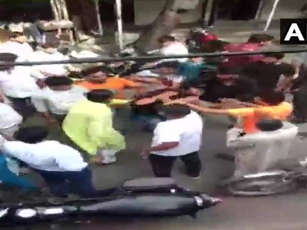 गाजियाबाद। गाजियाबाद कोर्ट में मंगलवार को 25 साल के एक मुस्लिम युवको को भीड़ ने खुलेआम पीटा। ये युवक कथित तौर पर यहां एक हिन्दू लड़की से शादी करने आया था लेकिन रजिस्ट्रार ऑफिस से उसको भीड़ ने खींच लिया और उसके साथ मारपीट की। उसको सड़क पर घुमाते हुए पीटा गया। मध्य प्रदेश के भोपाल का रहने वाला साहिल यहां बिजनौर की रहने वाली प्रीति से शादी के लिए आया था। पुलिस ने बताया है कि युवक नोएडा में ही रहकर नौकरी करता है और शादी के लिए रजिस्ट्रार ऑफिस गया था। जहां भीड़ ने उस पर हमला किया और उसे पीटा। पुलिस ने मौके पर पहुंचकर युवक की जान बचाई, वर्ना बड़ी अनहोनी हो सकती थी। पुलिस ने दो लोगों के खिलाफ नामजद और कई अज्ञात के खिलाफ रिपोर्ट दर्ज की है। नामजद लोगों के नाम विनोद और नवनीत हैं। पुलिस ने बताया है कि साहिल के साथ मारपीट हुई है, हालांकि उसे कोई गंभीर चोट नहीं लगी है। लहीं बिजनौर की रहने वाली प्रीति को कोई चोट नहीं लगी है। गाजियाबाद। गाजियाबाद कोर्ट में मंगलवार को 25 साल के एक मुस्लिम युवको को भीड़ ने खुलेआम पीटा। ये युवक कथित तौर पर यहां एक हिन्दू लड़की से शादी करने आया था लेकिन रजिस्ट्रार ऑफिस से उसको भीड़ ने खींच लिया और उसके साथ मारपीट की। उसको सड़क पर घुमाते हुए पीटा गया। मध्य प्रदेश के भोपाल का रहने वाला साहिल यहां बिजनौर की रहने वाली प्रीति से शादी के लिए आया था। पुलिस ने बताया है कि युवक नोएडा में ही रहकर नौकरी करता है और शादी के लिए रजिस्ट्रार ऑफिस गया था। जहां भीड़ ने उस पर हमला किया और उसे पीटा। पुलिस ने मौके पर पहुंचकर युवक की जान बचाई, वर्ना बड़ी अनहोनी हो सकती थी। पुलिस ने दो लोगों के खिलाफ नामजद और कई अज्ञात के खिलाफ रिपोर्ट दर्ज की है। नामजद लोगों के नाम विनोद और नवनीत हैं। पुलिस ने बताया है कि साहिल के साथ मारपीट हुई है, हालांकि उसे कोई गंभीर चोट नहीं लगी है। लहीं बिजनौर की रहने वाली प्रीति को कोई चोट नहीं लगी है।