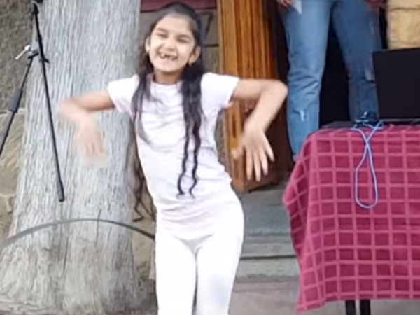 सपना चौधरी के हिट गाने तेरी आंख्या का काजल पर रूसी लड़की ने जमकर लगाए ठुमके, Video वायरल सपना चौधरी के हिट गाने तेरी आंख्या का काजल पर रूसी लड़की ने जमकर लगाए ठुमके, Video वायरल