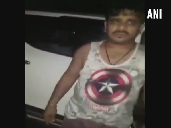 इंस्पेक्टर ने बीच सड़क किया डांस