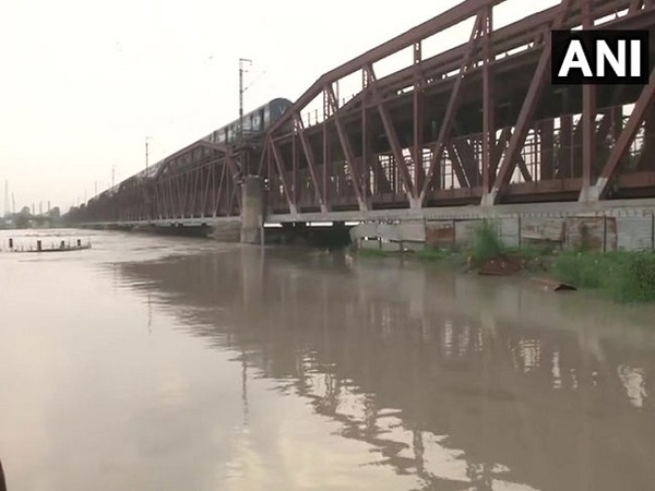 बाढ़ के खतरे बढ़ाई सरकार की मुश्किलें