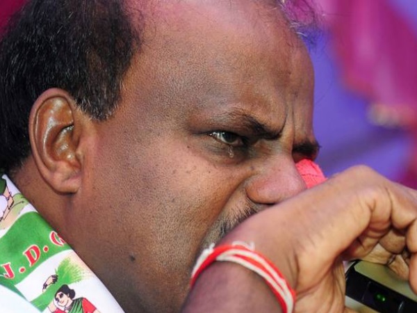 कार्यकर्ताओं के साथ बैठक में अपने संबोधन के दौरान कुमारस्वामी रो पड़े थे