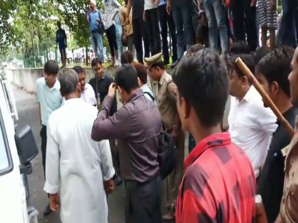 lucknow 20 lakh rupees looted in front of ministers house driver killed lucknow 20 lakh rupees looted in front of ministers house driver killed