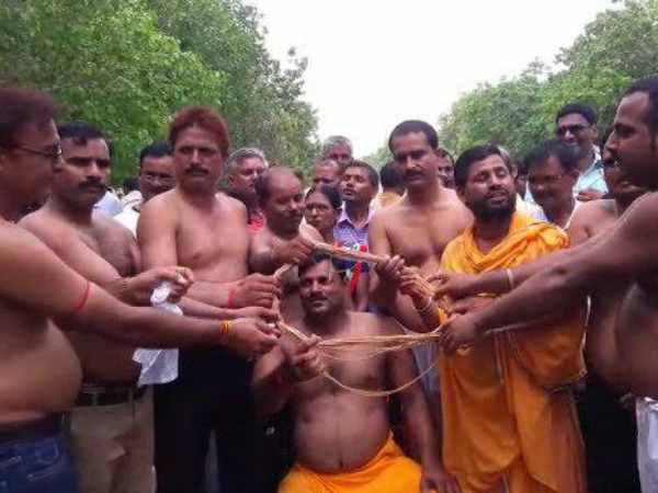 शिक्षामित्रों के साथ राजनीति कर रही है सरकार शिक्षामित्रों के साथ राजनीति कर रही है सरकार