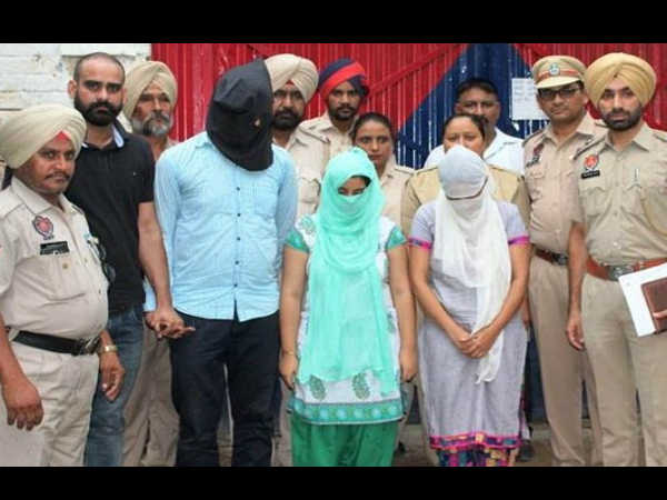 ब्‍वॉयफ्रेंड से बात करती थी बेटी, बाप ने फोन तोड़ दिया