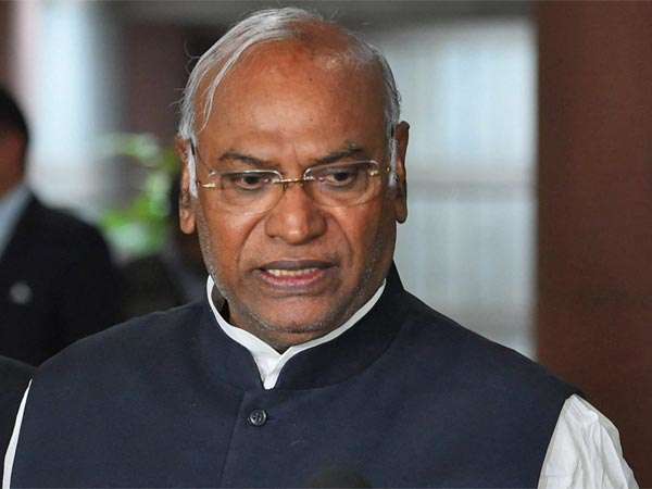 राफेल डील पर लोकसभा में पीएम मोदी के खिलाफ विशेषाधिकार हनन प्रस्ताव लाएगी कांग्रेस राफेल डील पर लोकसभा में पीएम मोदी के खिलाफ विशेषाधिकार हनन प्रस्ताव लाएगी कांग्रेस