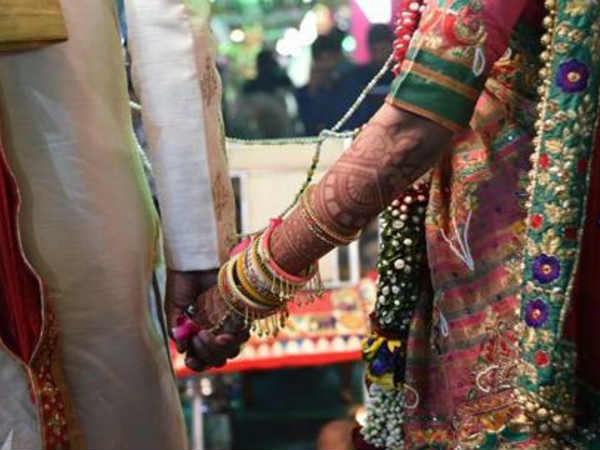 लोगों ने देख लिया और चोर आया कहकर चिल्‍लाने लगे