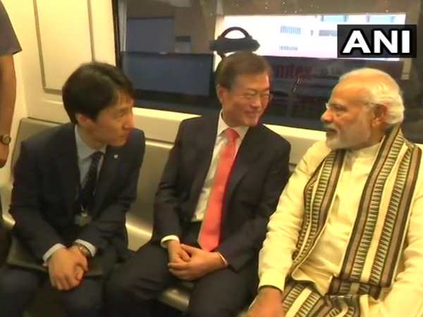 नोएडा। प्रधानमंत्री नरेंद्र मोदी सोमवार शाम को दक्षिण कोरिया के राष्ट्रपति मून जे इन के साथ मेट्रो से नोएडा पहुंचे हैं। नोएडा के सेक्टर 81 में पीएम मोदी और साउथ कोरिया के राष्ट्रपति मोबाइल फैक्ट्री का उद्घाटन करेंगे। इस दौरान यूपी के मुख्यमंत्री योगी आदित्यनाथ भी मौजूद रहेंगे। इससे पहले वो वो मून जे इन के साथ गांधी स्मृति भी गए। दक्षिण कोरिया के राष्ट्रपति मून रविवार को दिल्ली पहुंचे है। यह उनका पहला भारत दौरा है। उनके साथ पत्नी किम जुंग-सुक, उनकी कैबिनेट के वरिष्ठ सदस्य, अधिकारी और 100 उद्योगपति भी आए हैं। नोएडा के सेक्टर 81 में सैमसंग इलेक्ट्रॉनिक्स की ये फैक्ट्री 35 एकड़ में फैली है, जिसका आज उद्घाटन होगा। इस फैक्ट्री को बनाने में पिछले साल सैमसंग ने करीब 5 हजार करोड़ का निवेश किया था। कंपनी का दावा है कि यह दुनिया का सबसे बड़ा मोबाइल मैन्युफैक्चरिंग प्लांट होगा। नोएडा के सेक्टर 81 में बना यह प्लांट 35 एकड़ में फैला है। करीब 5 हजार करोड़ रुपए में तैयार हुआ है। फिलहाल कंपनी भारत में 6.7 करोड़ स्मार्टफोन बनाती है। इस प्लांट में प्रोडक्शन से इनकी संख्या बढ़कर करीब 12 करोड़ सालाना हो जाएगी।