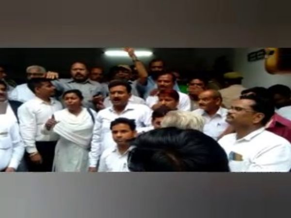 अनुसूचित जाति आयोग में भी दर्ज की शिकायत