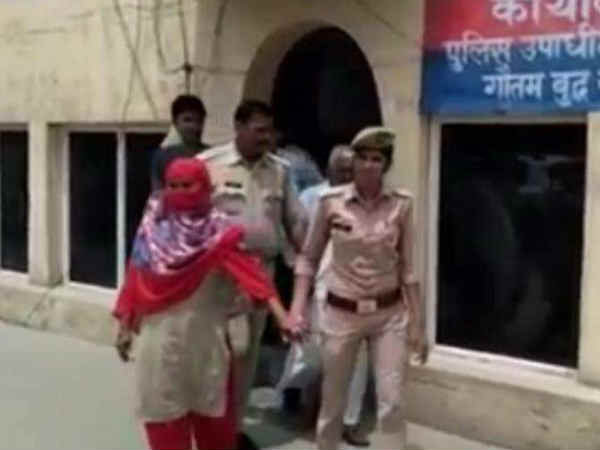 बेटे ने मां को तांत्रिक बाबा के साथ हमबिस्‍तर देख लिया और...