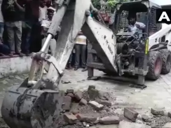 'पुलिस बड़ी मछली को बचा रही है'