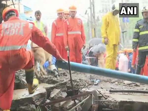 अंधेरी रेलवे स्टेशन पर फुटओवर ब्रिज स्लैब गिरने से हादसा अंधेरी रेलवे स्टेशन पर फुटओवर ब्रिज स्लैब गिरने से हादसा