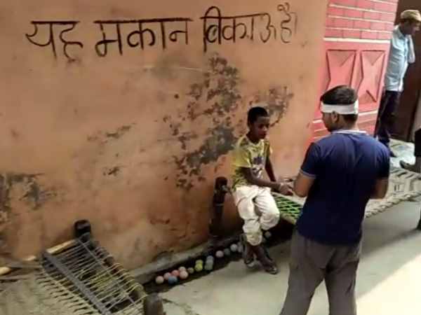 लिखा यह मकान बिकाऊ है 