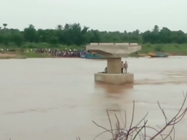 40 लोगों को ले जा रही नाव गोदावरी नदी में डूबी