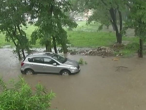 नागपुर: भारी बारिश से कई इलाकों में भरा पानी, लोग परेशान नागपुर: भारी बारिश से कई इलाकों में भरा पानी, लोग परेशान