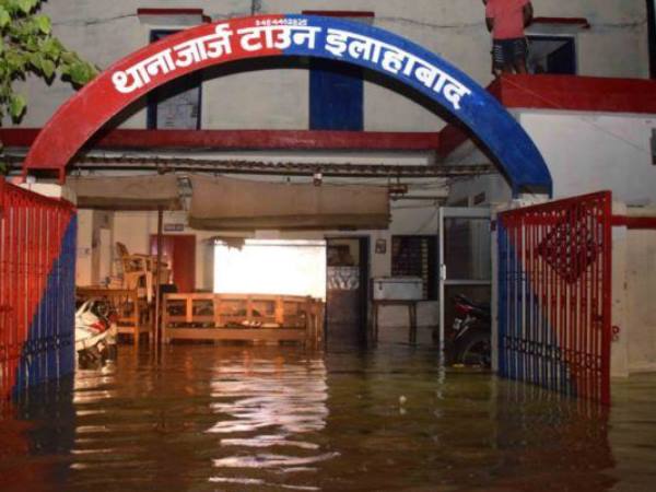 जगह-जगह फंसे वाहन, धंसी सड़के फंसे लोग