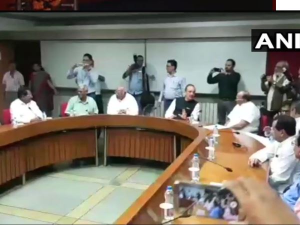 नई दिल्ली। बुधवार से शुरू हो संसद के मानसून सत्र से पहले सोमवार को विपक्षी दलों ने दिल्ली में बैठक पर अपनी रणनीति पर चर्चा की। कांग्रेस नेता गुलाम नबी आजाद की अध्यक्षता में विपक्ष की ये बैठक हो रही है। बैठक में कांग्रेस की ओर से आजाद के साथ-साथ अहमद पटेल, मल्लिकार्जुन खड़गे और आनंद शर्मा जैसे सीनियर नेता पहुंचे हैं। बैठक में एनसीपी के शरद पवार, बसपा के सतीश चंद्र मिश्रा, सपा के राम गोपाल यादव, राजद सांसद मीसा भारती शामिल हो रही हैं। इनके अलावा डीएमके, सीपीआई-एम, सीपीआई और जेडीएस के नेता भी पहुंचे हैं। इससे पहले सोमवार सुबह सोनिया गांधी के घर पर कांग्रेस नेताओं की बैठक हुई, जिसके बाद शाम में गुलाम नबी आजाद की अध्यक्षता में विपक्षी दलों की बैठक है। मानसून सत्र के हंगामेदार रहने के आसार हैं। माना जा रहा है कि विपक्ष महंगाई, पेट्रोल-डीजल की बढ़ती कीमतों और दूसरे मुद्दों पर सरकार को घेर सकती है। लोकसभा अध्यक्ष सुमित्रा महाजन ने भी मंगलवार को कई राजनीतिक दलों के नेताओं की बैठक बुलाई है, वो विपक्ष को इसके लिए राज करना चाहती हैं कि सदन का कामकाज सुचारू रूप से चले।