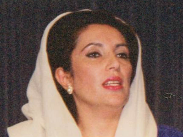 बेनजीर बनीं देश की पहली महिला पीएम बेनजीर बनीं देश की पहली महिला पीएम