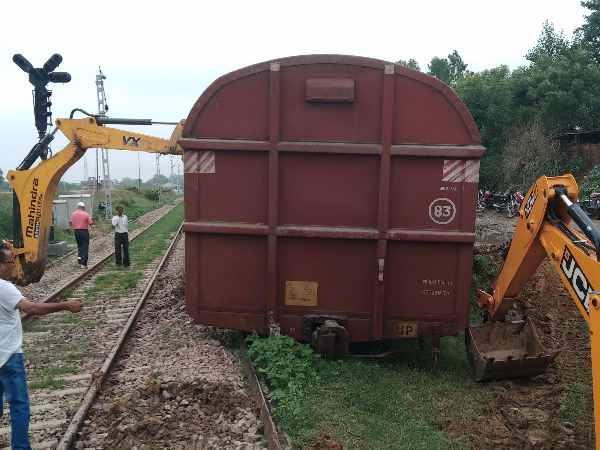 two cartons of goods train derailed in Pratapgarh