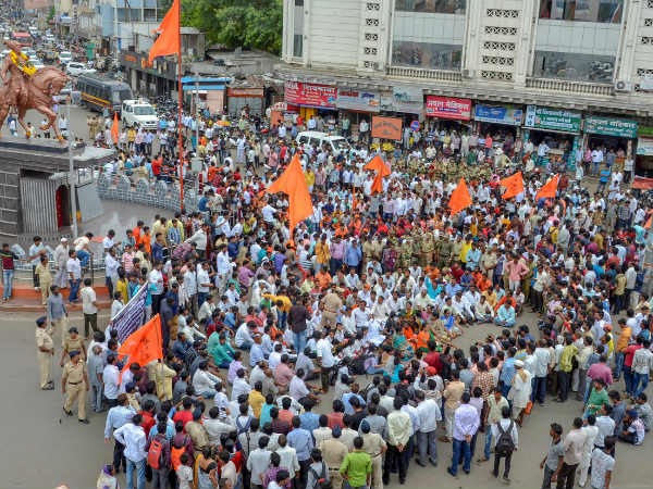 मराठा आरक्षण: सीएम देवेंद्र फडणवीस बोले- रिजर्वेशन में जरा देर लगेगी, मरहम लगाने की भी कोशिश करते दिखे मराठा आरक्षण: सीएम देवेंद्र फडणवीस बोले- रिजर्वेशन में जरा देर लगेगी, मरहम लगाने की भी कोशिश करते दिखे