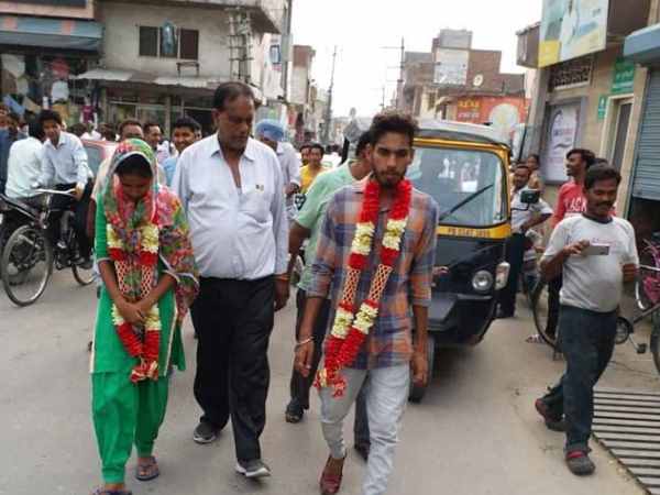 Lovers got married on the middle of road in Punjab Lovers got married on the middle of road in Punjab