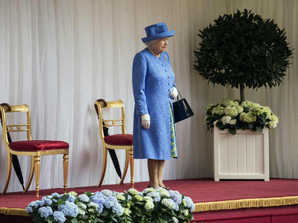 एलिजाबेथ के बिना ही बढ़े आगे एलिजाबेथ के बिना ही बढ़े आगे