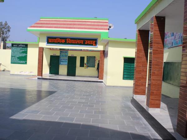 स्कूल में आते हैं 400 बच्चे स्कूल में आते हैं 400 बच्चे