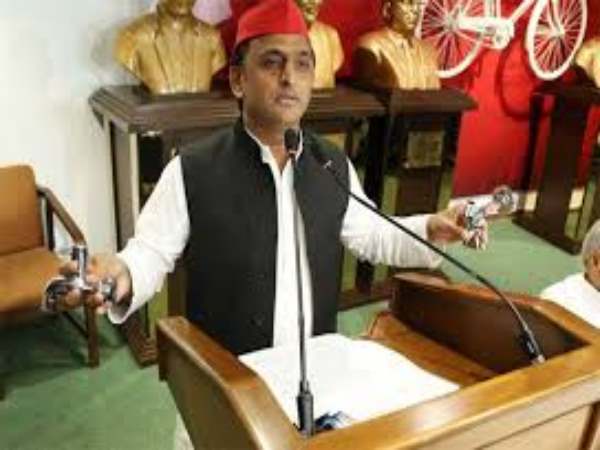 बंगला तोड़फोड़ मामलें में विपक्ष के घेरे में आए थे अखिलेश