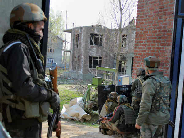 सेना पर की पत्‍थरबाजी 