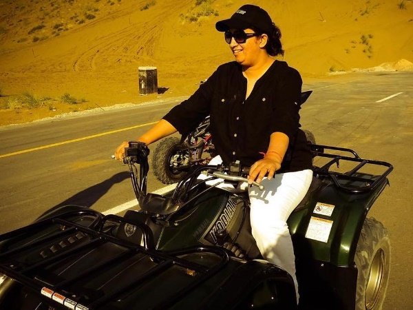 बाइक पर नजर आईं स्मृति