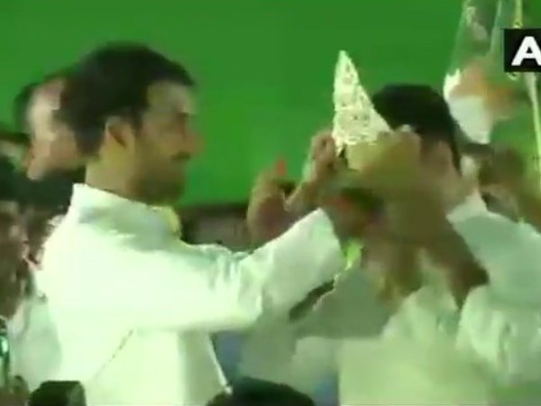 तेज प्रताप ने पहनाया मुकुट, तेजस्वी ने छुए पैर